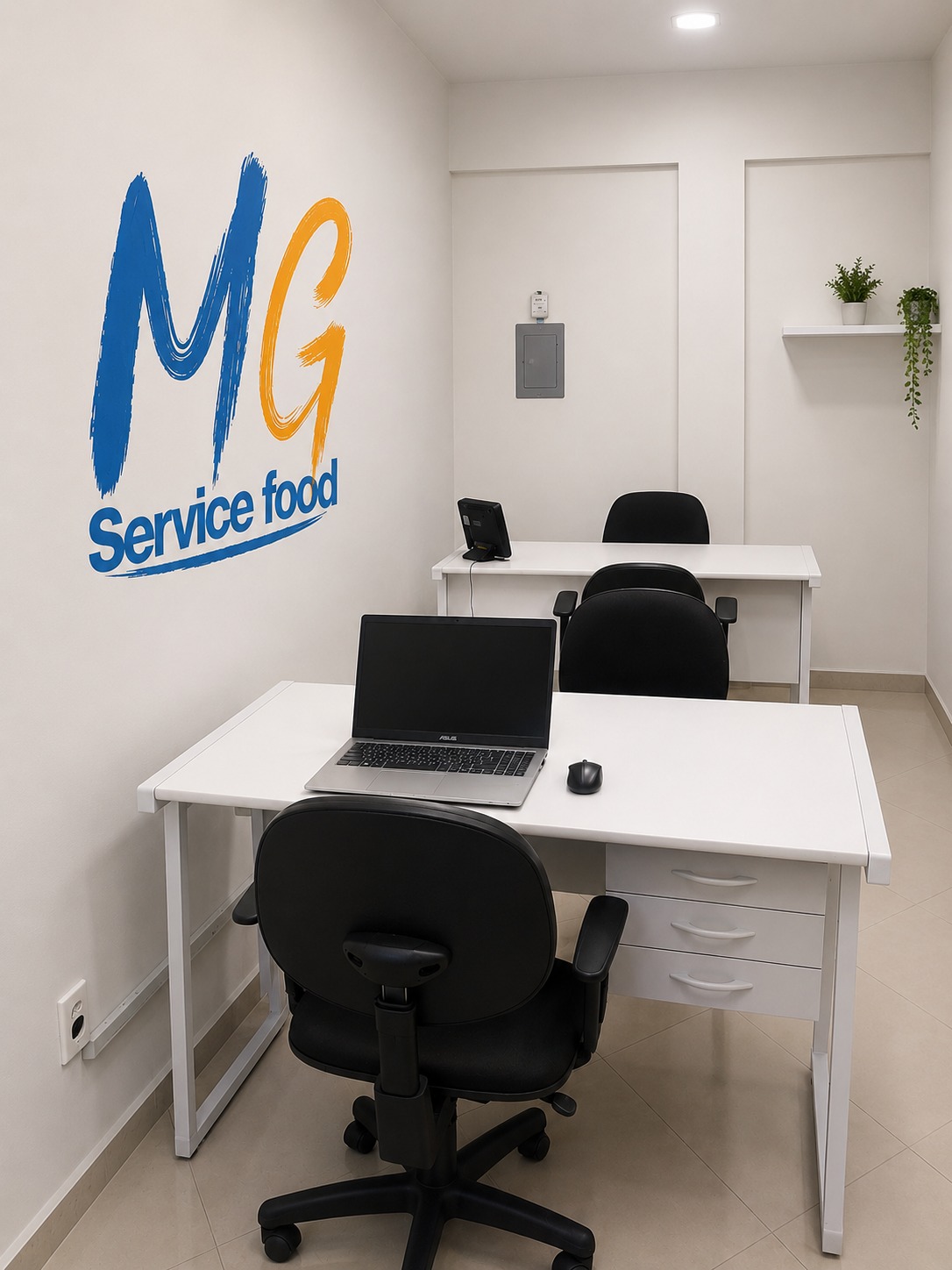 Escritório da MG Service Food, com a logo aplicada na parede e estações de trabalho da equipe